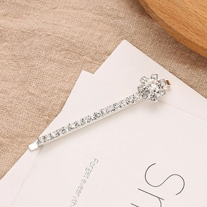 Elegante fermaglio per capelli in argento con strass scintillanti e design a fiore a sei petali