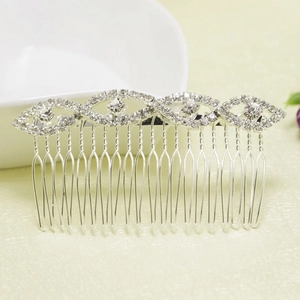 Detailansicht Braut-Haarkamm mit silbernen Marquise-Mustern und funkelnden Strasssteinen