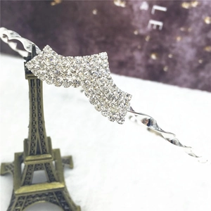 Serre-tête torsadé argenté élégant avec cœur en cristal brillant pour coiffure mariée