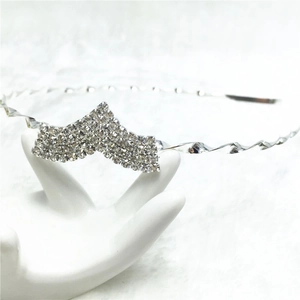 Serre-tête élégant argenté en forme de cœur avec cristaux et design en spirale strass