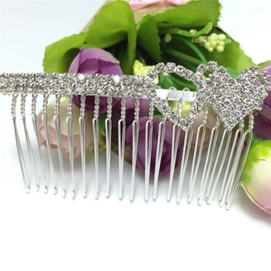 Close-up of double heart rhinestone bridal hair comb with 16 polished alloy teeth