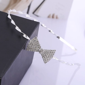 Serre-tête torsadé argenté élégant avec un nœud en strass brillant et cristal central