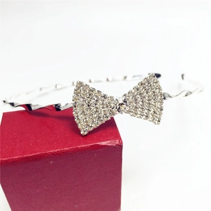 Détail du serre-tête argenté torsadé avec nœud en strass brillant et cristal au centre