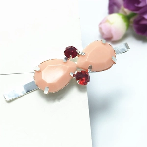 Barrette à cheveux style coréen avec gemmes roses et strass rouges sur blanc