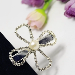 Eleganter Blumen-Haarclip mit Strasssteinen und Kunstperle auf Metall-Entenschnabel