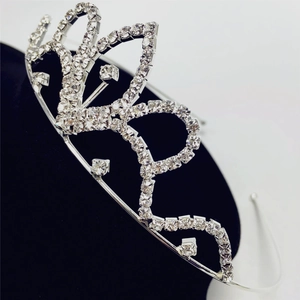 Eleganter silberner Braut-Diadem mit funkelnden Strasssteinen auf weißem Grund