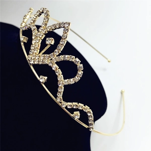 Eleganter goldener Brautkronen-Haarreif mit Strasssteinen auf schwarzem Samt-Display