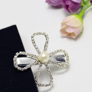 Eleganter Blumen-Haarclip mit weißen Kristallen und Kunstperle auf silbernem Metall