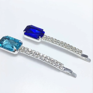 Détails de strass bleus taille émeraude sur barrettes argentées avec sertissage micro-pavé