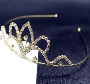 Nahaufnahme der goldenen Brautkrone mit funkelnden Strasssteinen und eleganten Wellen