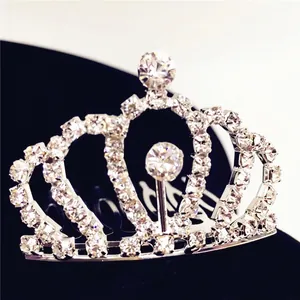 Peigne à cheveux couronne argentée avec strass scintillants pour coiffure de mariée