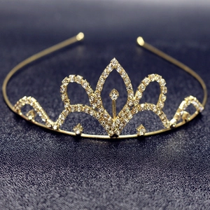 Detailansicht einer eleganten goldenen Brautkrone mit funkelnden weißen Strasssteinen