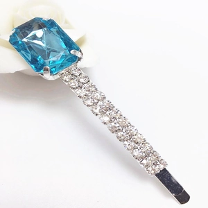 Gros plan détaillé d'une barrette en cristal bleu ciel carré avec des strass brillants
