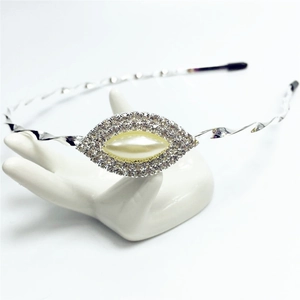 Serre-tête élégant avec perle marquise et strass sur un bandeau en métal argenté torsadé