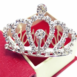 Peigne à cheveux couronne argentée avec strass scintillants pour mariages et fêtes