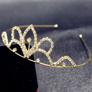 Detailansicht eines goldfarbenen Braut-Stirnbands mit weißen Strasssteinen in Herzform
