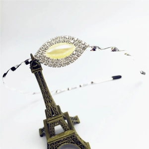 Détail d'un serre-tête fin ondulé orné de perles marquise et de strass scintillants