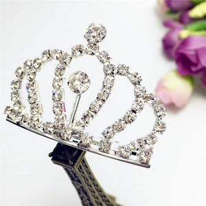Détails d'un peigne à cheveux couronne en argent avec strass brillants pour mariée