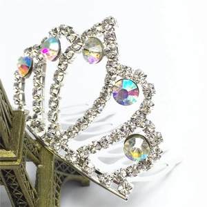 Dettaglio del pettine per capelli da sposa con strass AB e design a corona traforata