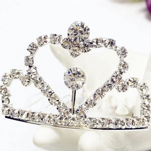 Détail du peigne à cheveux couronne en forme de cœur argenté avec strass brillants