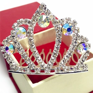 Dettaglio del pettine a corona d'argento con cristalli AB e strass bianchi brillanti