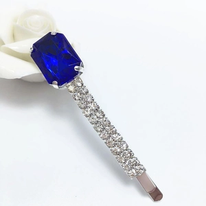 Barrette argentée ornée d'un cristal bleu rectangulaire et de zircons étincelants
