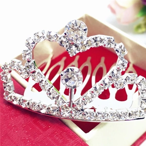 Vue macro d'un peigne à cheveux couronne en cœur avec strass brillants dans un écrin rouge