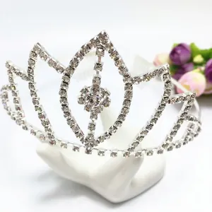 Peigne à cheveux couronne argentée avec strass scintillants pour mariée ou fête