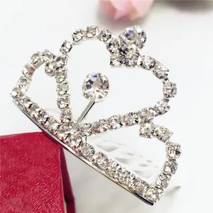 Gros plan détaillé d'un peigne à cheveux couronne argentée avec strass étincelants en cœur