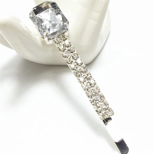 Vue détaillée d'une barrette argentée avec zircon carré et pavé de strass