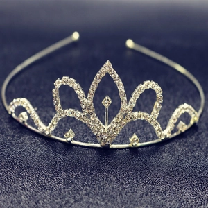 Detailaufnahme eines silbernen Diadem-Haarreif mit funkelnden Strasssteinen für Brautfrisuren
