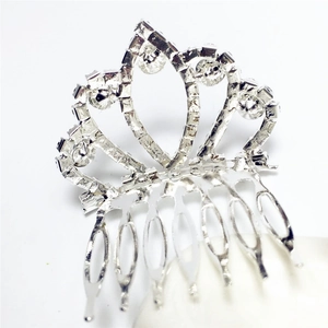 Dettaglio di un pettine per capelli a corona argentata con strass e clip a cinque denti