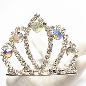 Vista macro dettagliata dell'accessorio per capelli corona d'argento con strass AB