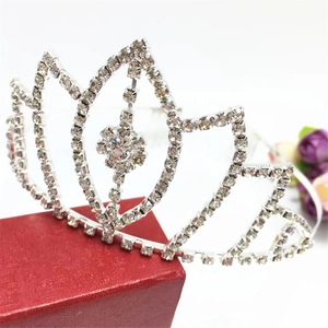 Couronne élégante argentée avec strass scintillants pour mariages et coiffures de fête