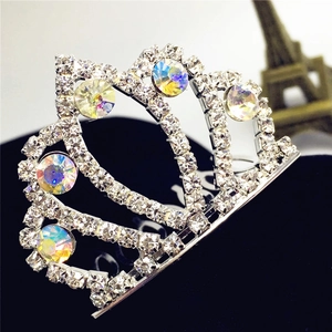 Dettaglio accessorio per capelli a corona argentata con strass AB su velluto nero