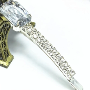 Vue détaillée d'une barrette argentée avec zircon rectangulaire et rangées de strass