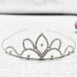 Eleganter silberner Braut-Tiara mit funkelnden Strasssteinen für Hochzeiten