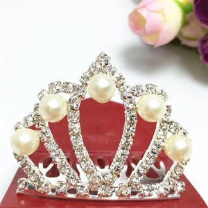 Elegante pettine a corona in argento con strass bianchi e grandi perle decorative