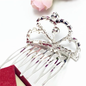 Peigne à cheveux couronne argenté avec design triple cœur et strass blancs étincelants