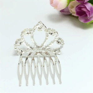 Dettaglio del pettine per capelli a corona argentata con strass e design in metallo a sei denti