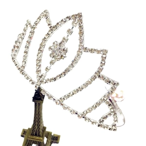 Couronne élégante en argent avec strass pour mariage sur un support décoratif