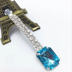 Barrette argentée luxueuse avec un grand cristal bleu rectangulaire et des zircons brillants