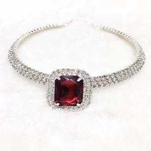 Collier ras du cou de luxe avec grand cristal rouge rectangulaire et trois rangs de strass
