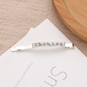 Barrette à cheveux minimaliste argentée ornée de neuf strass brillants sur métal