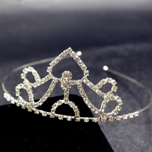 Détail d'un diadème de mariée argenté avec des strass étincelants sur du velours foncé