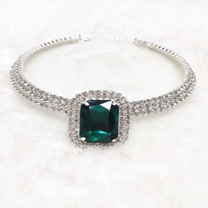 Collier ras du cou de luxe avec un grand cristal vert taille émeraude et des strass