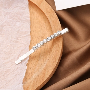 Barrette minimaliste argentée ornée de neuf strass ronds scintillants alignés
