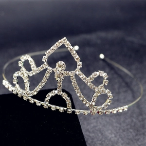 Détail d'un diadème de mariée argenté avec strass brillants et motifs géométriques fins