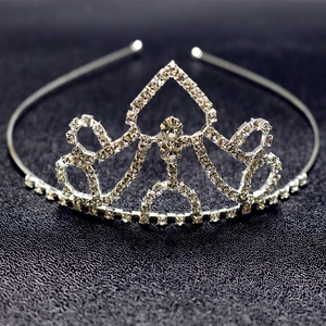 Gros plan de la couronne de mariée élégante en argent avec strass et détails en cristal