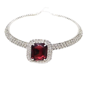 Collier ras du cou argenté de luxe avec grande pierre rouge et strass brillants pour femmes